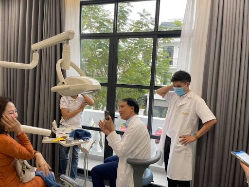 Các bác sĩ Hoa Vy dentist hỗ trợ tư vấn cách khắc phục răng sứ lung lay