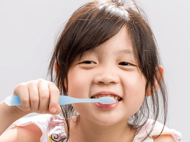 Dạy cho trẻ cách vệ sinh răng miệng sau khi nhổ răng sữa 
