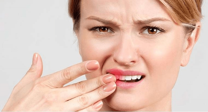 Răng sứ bị cộm dẫn đến tình trạng đau nhức và khó khăn khi ăn uống.