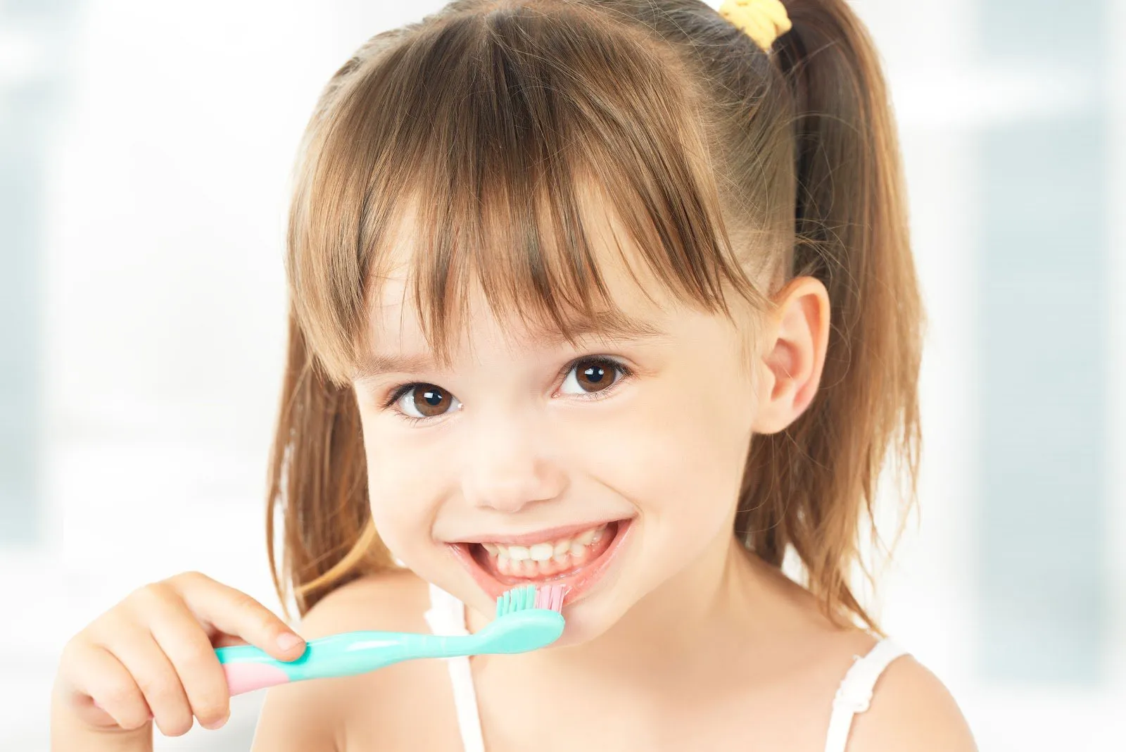 Chăm sóc răng trẻ em dưới 2 tuổi được thực hiện bởi bố mẹ 